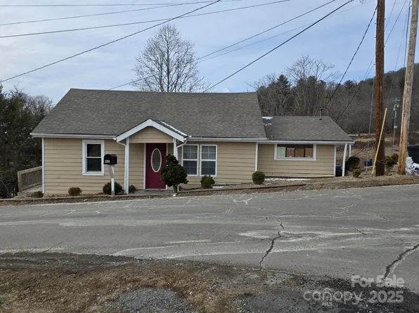 105 Hickory Ln, Burnsville, NC 28714