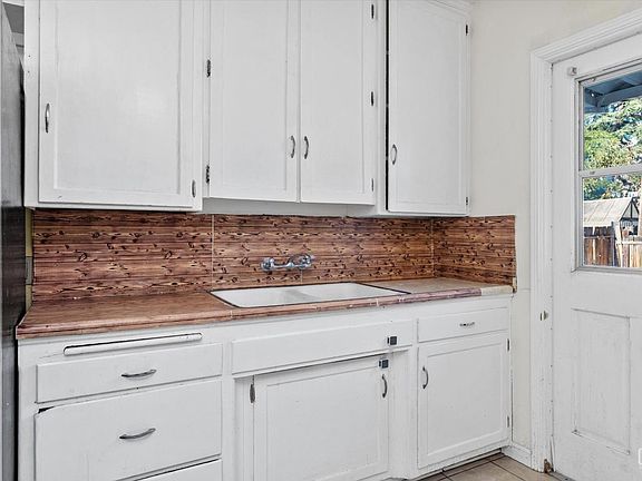 5th image of 2204 Barnett St