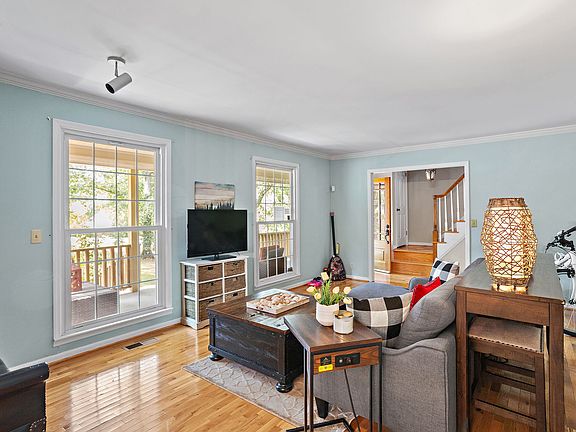 Pretty Living Room area perfect for entertaining
