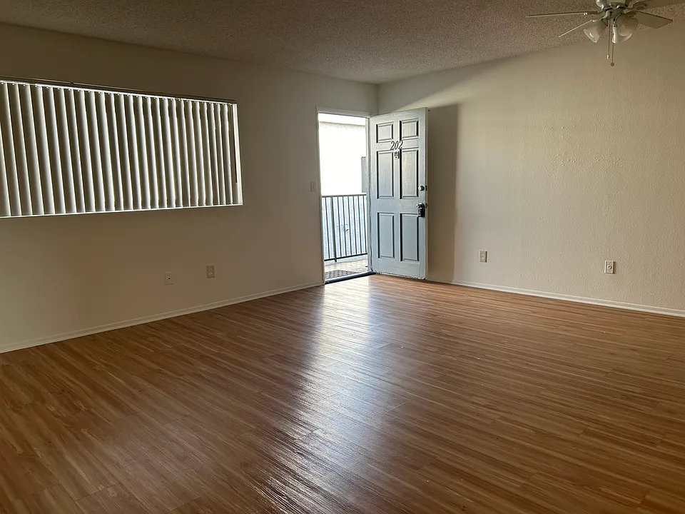 725 E Windsor Rd #202