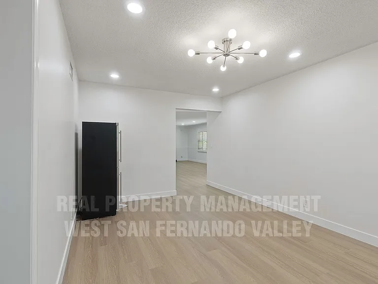 12920 Aetna St — Photo 10