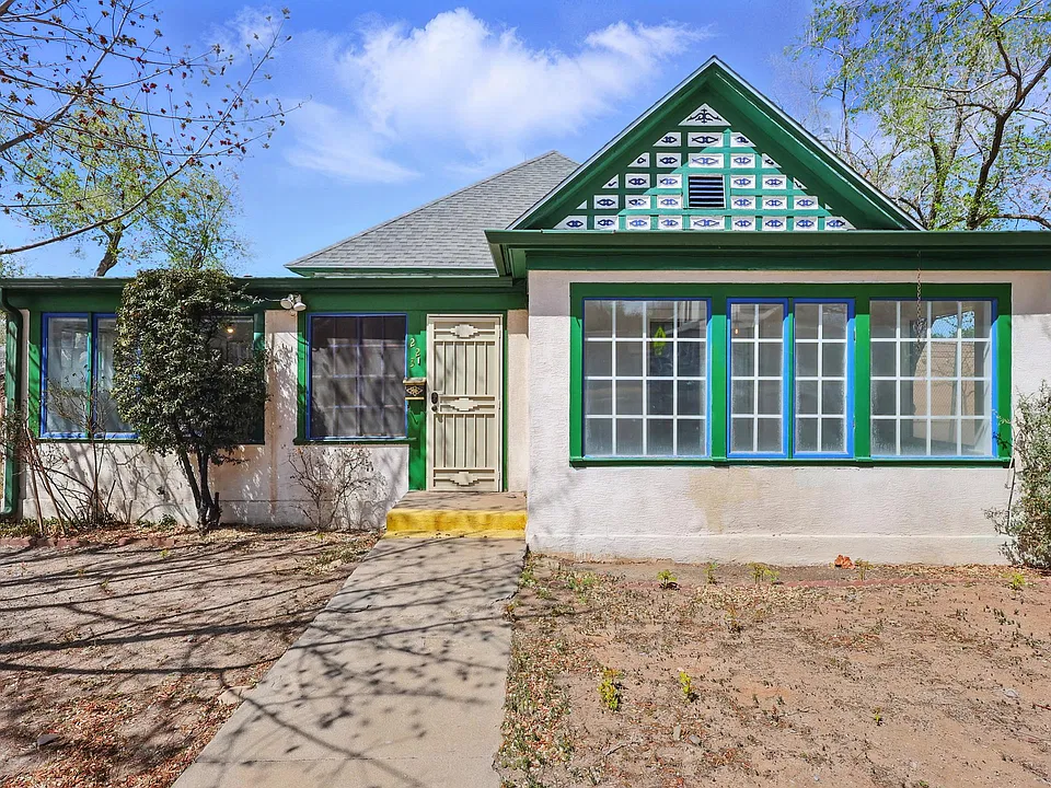223 Edith Blvd SE