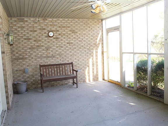 5th image of 131 Castlewood Dr