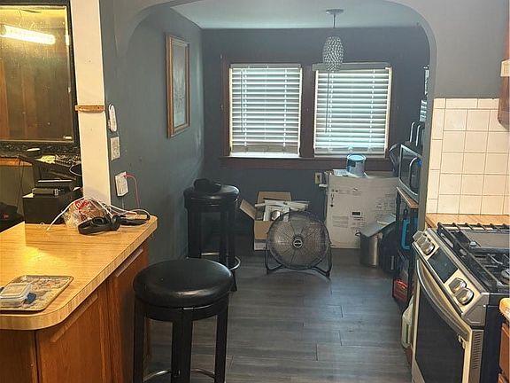 3rd image of 687 Railroad Ave