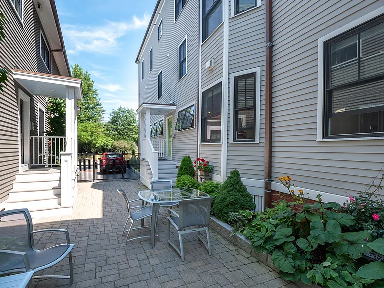 52 Wilmot St #1R — Photo 1