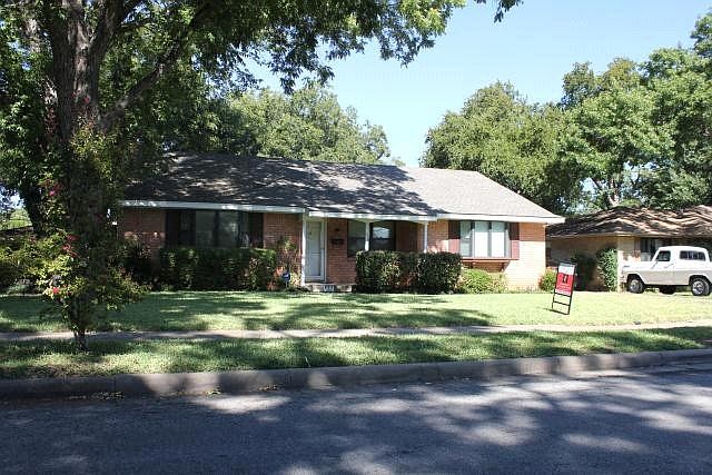 1st image of 923 Highland Oaks Dr