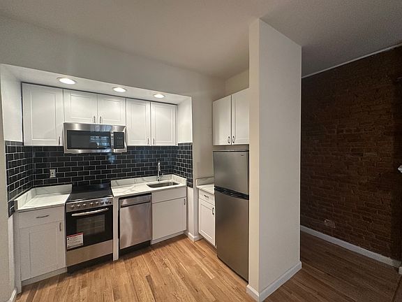 2nd image of 59 Christopher St #3AA
