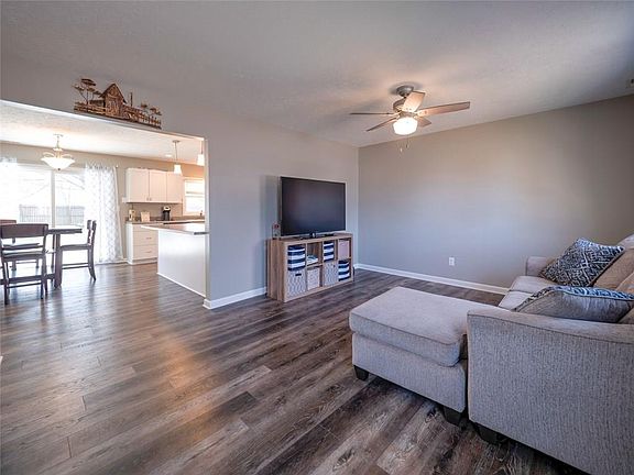 5th image of 569 Willow Dr