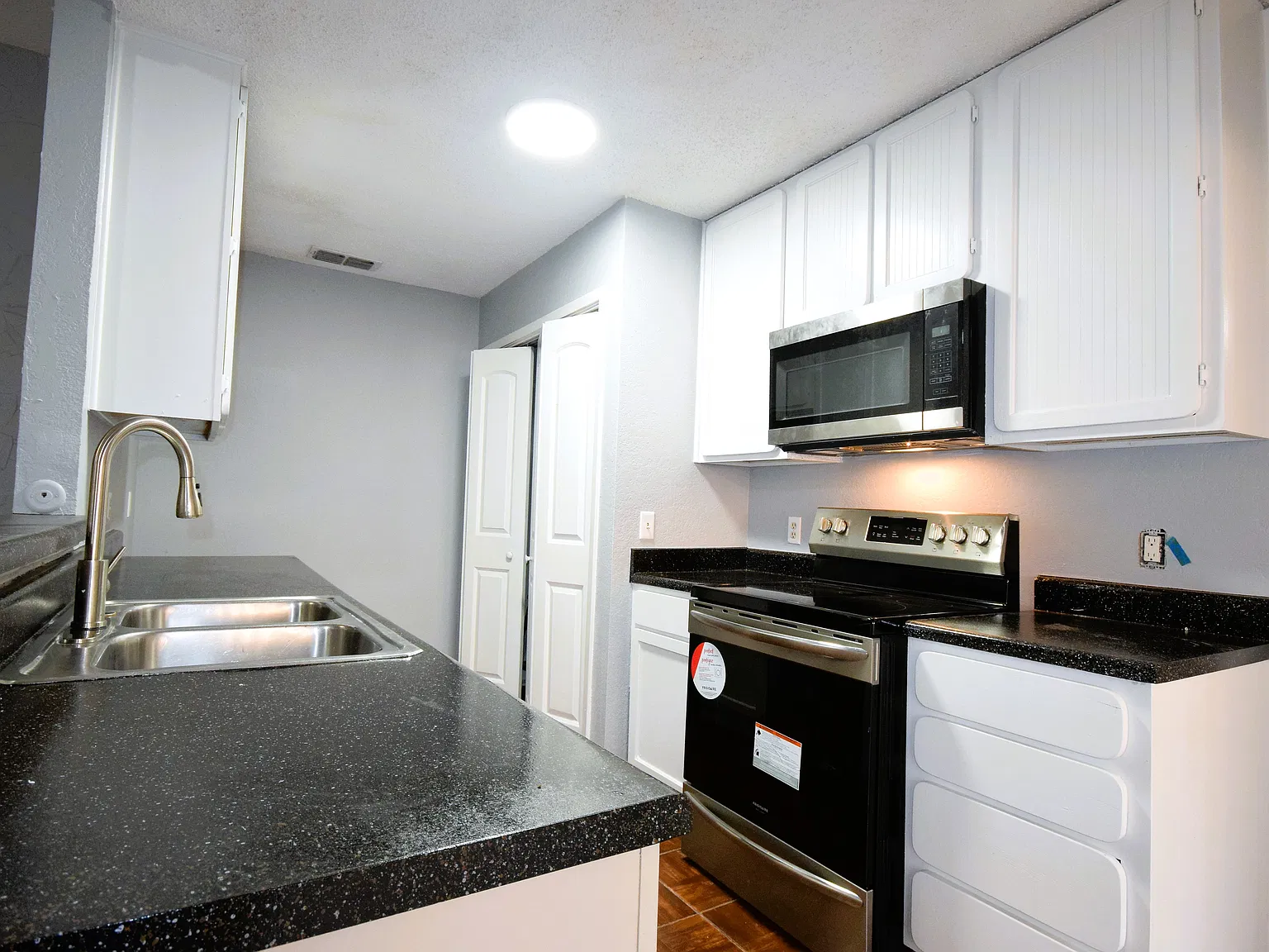2 bed, 1140 sqft, $1,449 — Photo 2