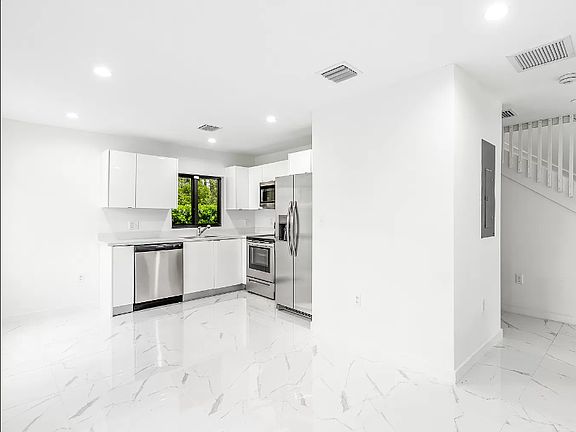 5th image of 1825 NW 68th St #1