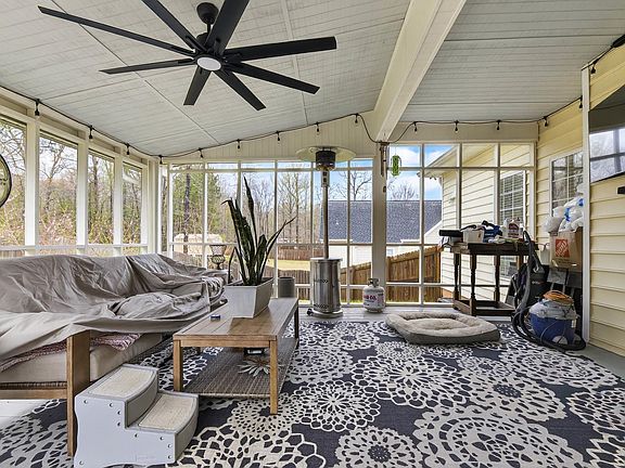 5th image of 483 Lillian Ln