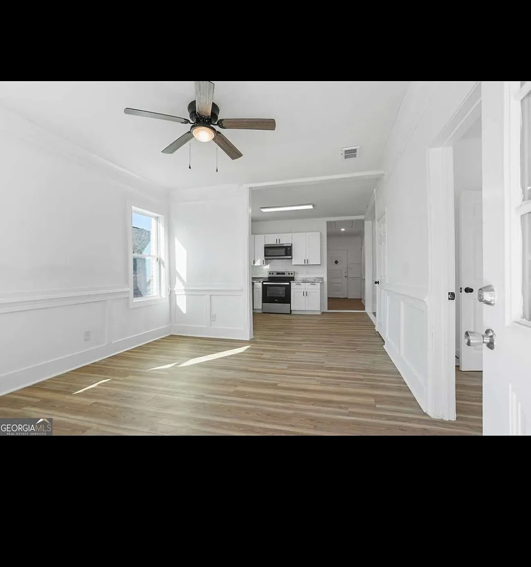 3 bed, 1011 sqft, $1,950 — Photo 2