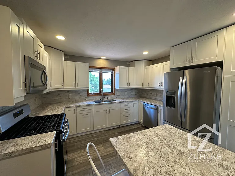 320 N Sunset St — Photo 4