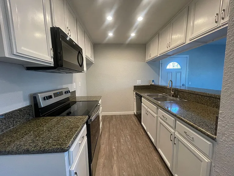 Park Plaza Apartments — Photo 50