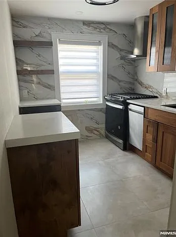 99 Hastings Ave — Photo 11