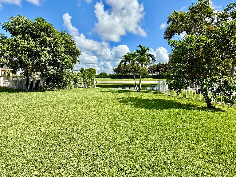 12671 Yardley Dr — Photo 23
