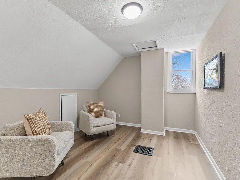1153 Villa Ave — Photo 18