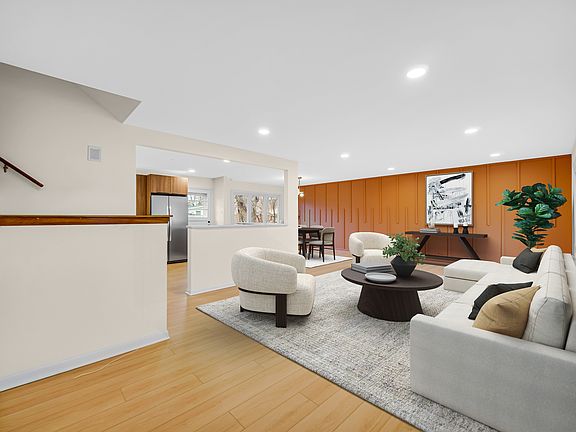 3rd image of 821 W Manor Ct