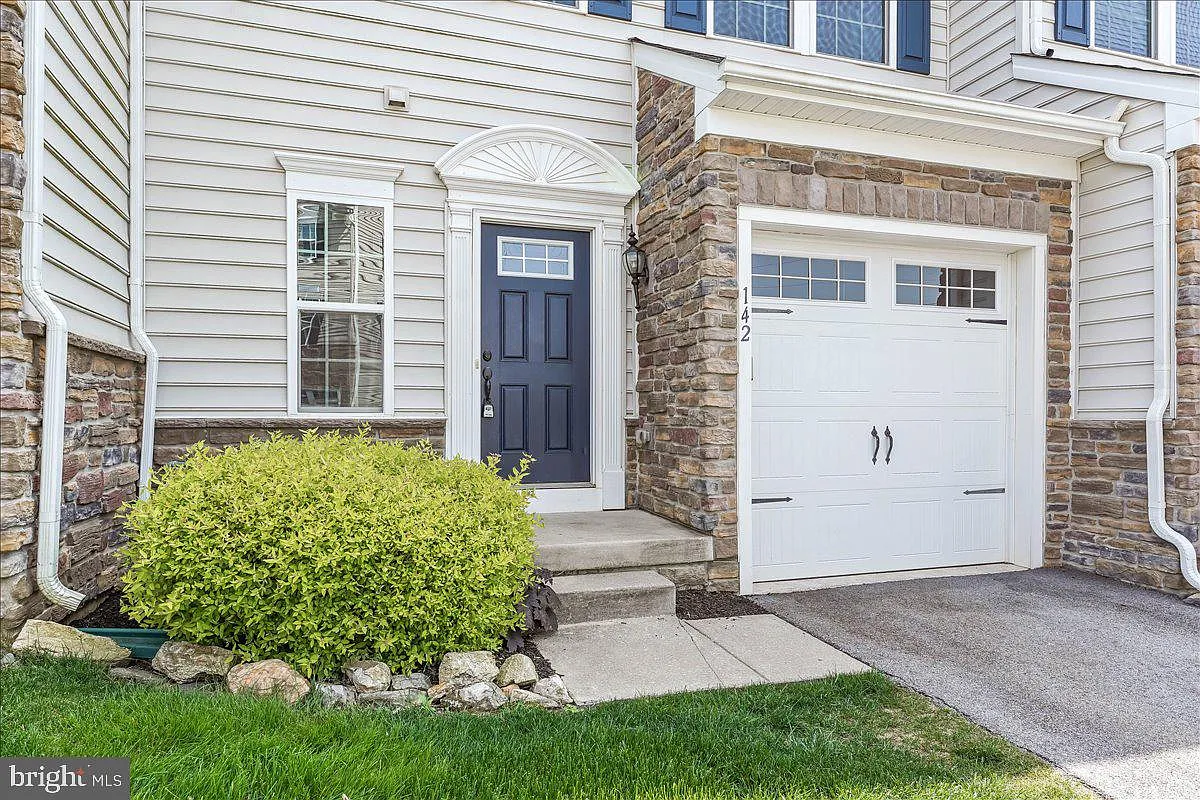 3 bed, 3.5 bath, 2476 sqft, $3,325 — Photo 2