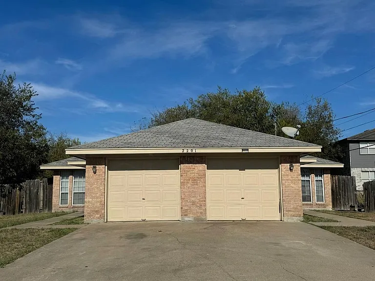 Sales/Rentals--2201 Westcliff Rd — Photo 1