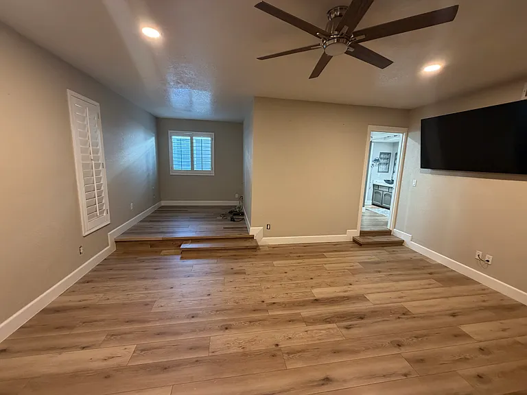 910 E Beck Ln — Photo 21