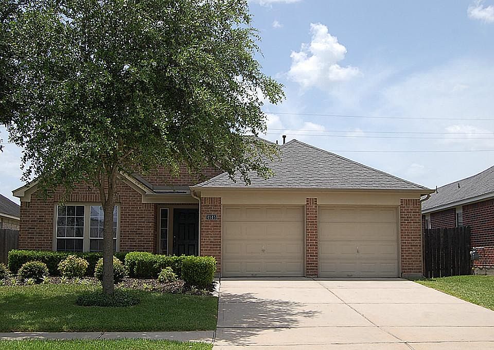 Welcome home....beautiful Perry home on a culdesac street. Great landscaping & central Fort Bend loc