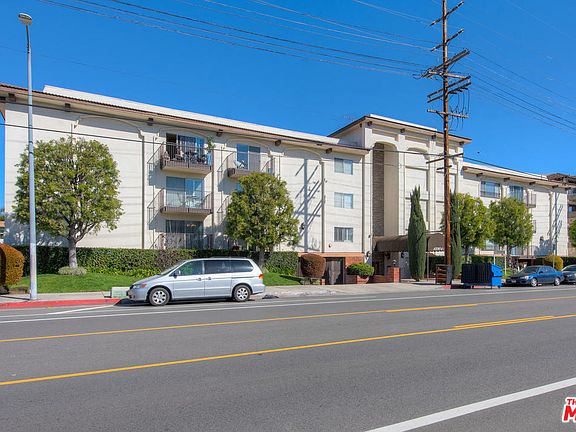 2nd image of 12801 Moorpark St Unit 318