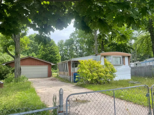 204 Standard St, Houghton Lake, MI 48629