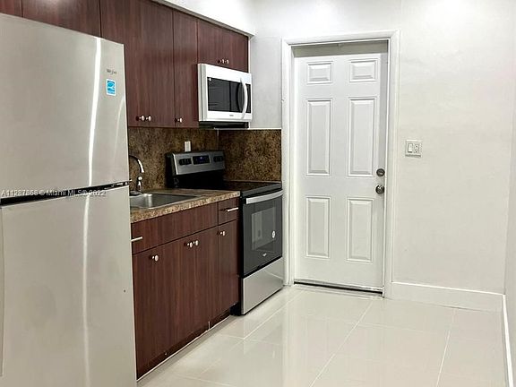 3rd image of 725 NE 126th St APT 4