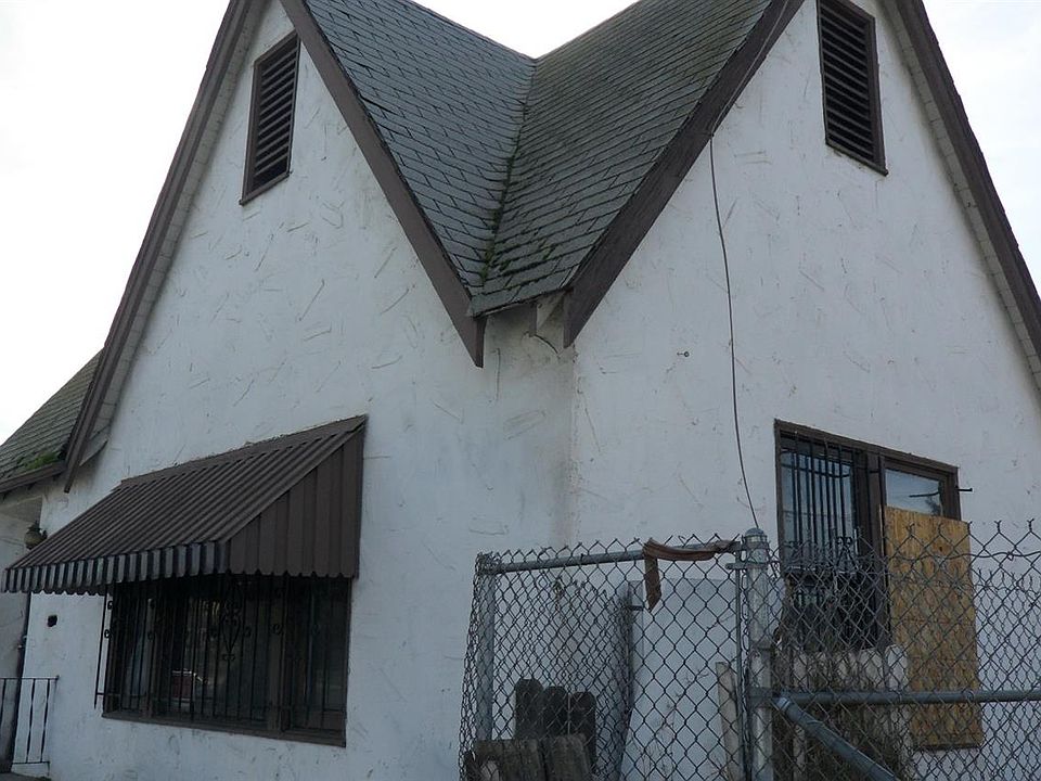 2nd image of 2550 E Belmont Ave
