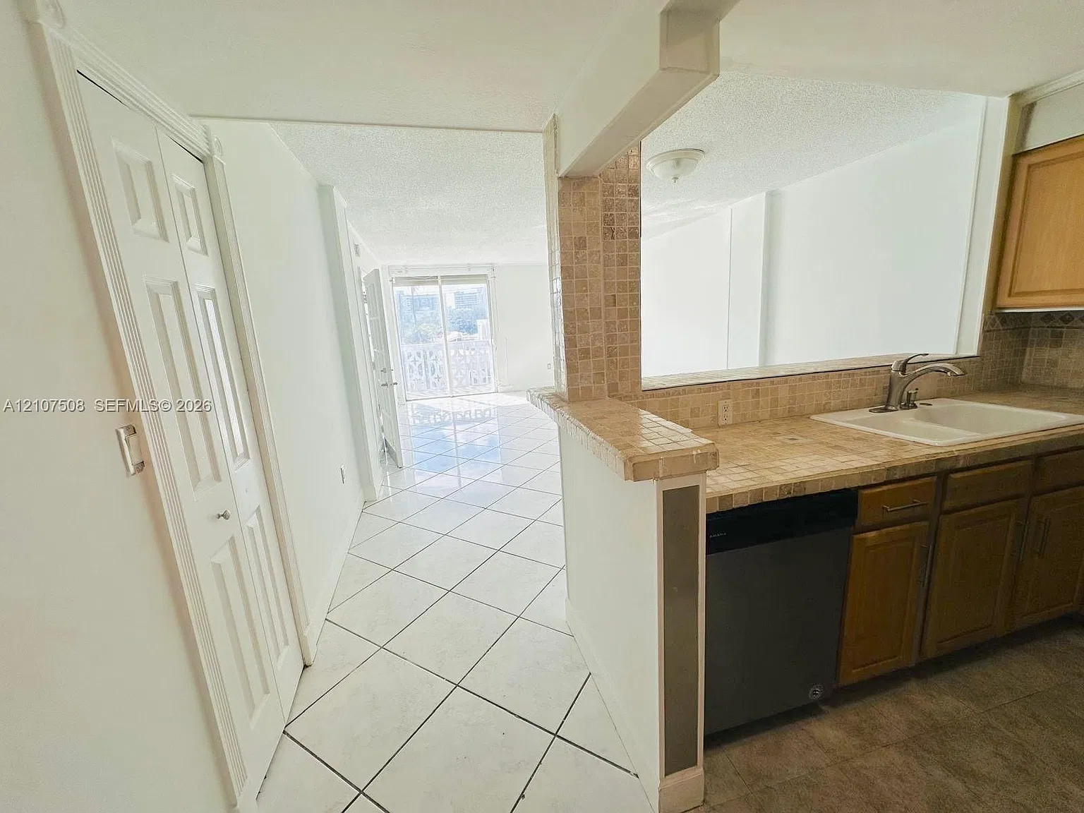 Admiral Towers Condo — Photo 1