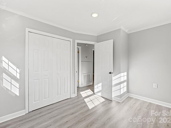 5th image of 210 Brookfield Dr