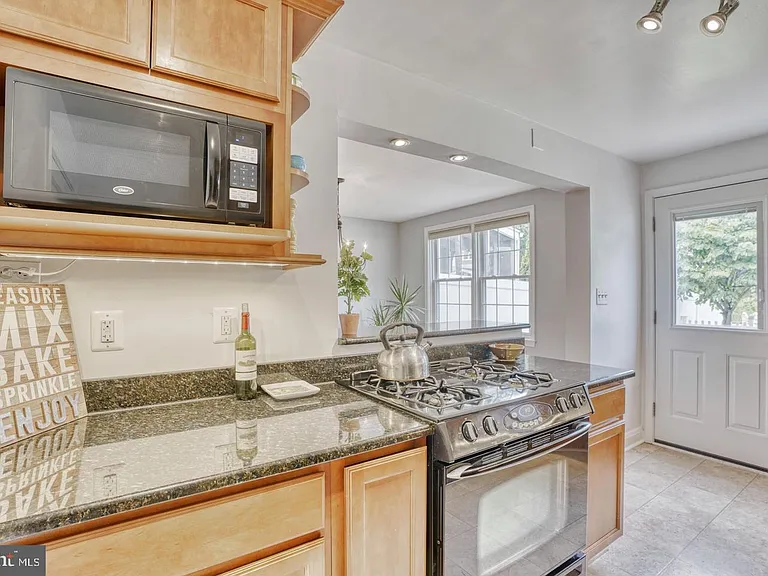 1570 Dellsway Rd — Photo 11