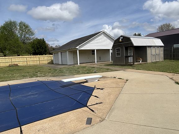 4th image of 204 Alex Dr