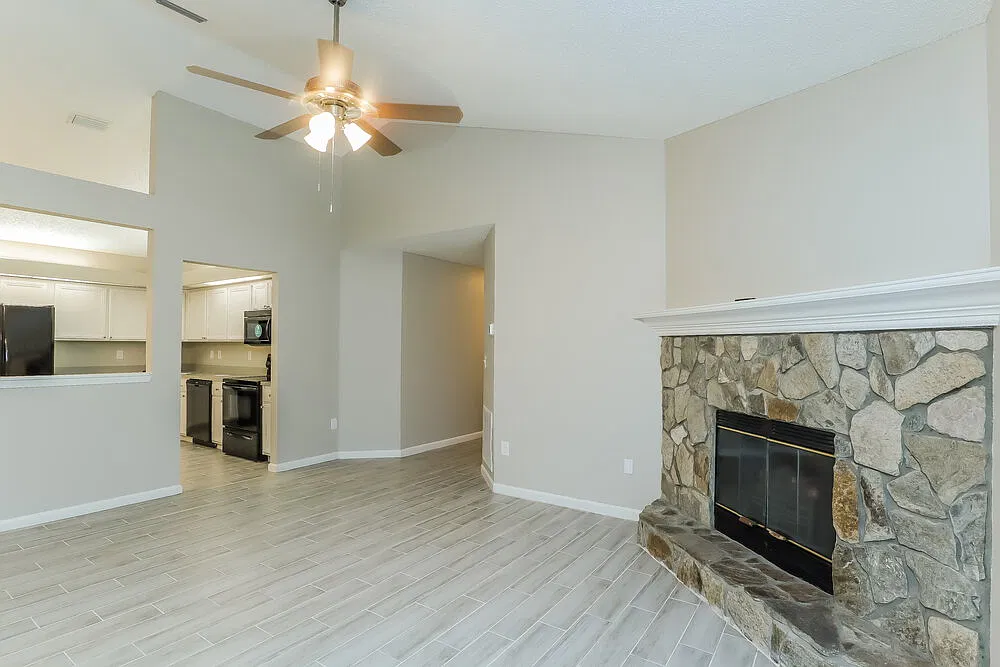 3 bed, 2.0 bath, 1292 sqft, $2,290 — Photo 4