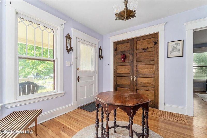 4th image of 1206 Parkwood Boulevard