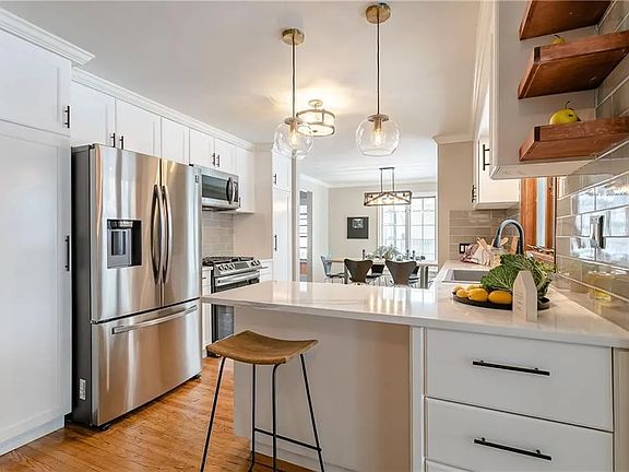 3rd image of 75 Ellingwood Dr