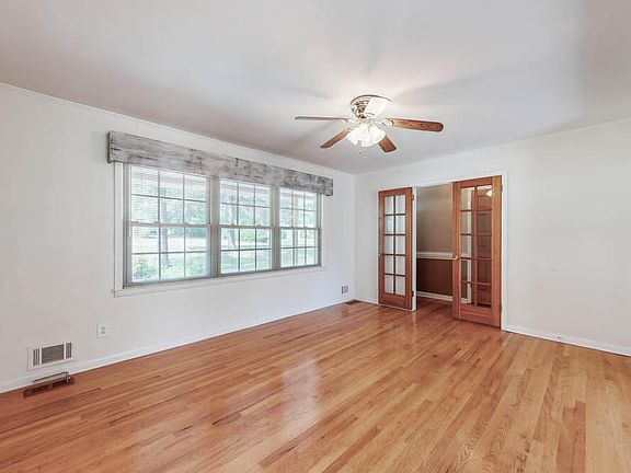 4th image of 104 Hillside Dr