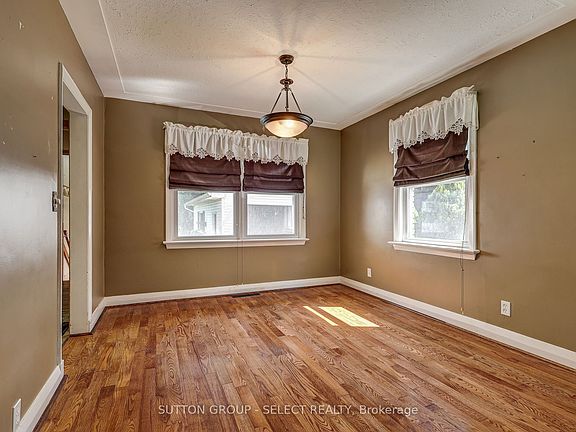 5th image of 107 Roehampton Ave