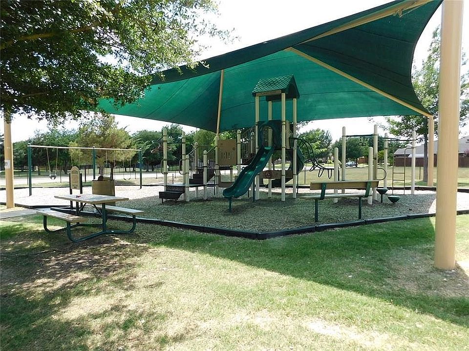 2nd image of 926 Masquerade Dr