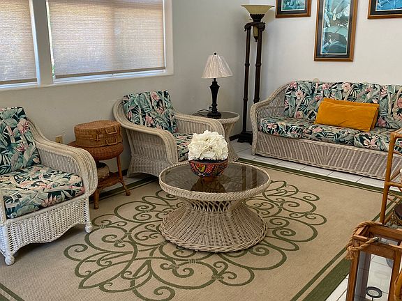 LARGE AND SPACIOUS , COMFORTABLE LIVING ROOM.