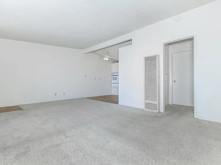 Sea Breeze Beach Apartments — Photo 25