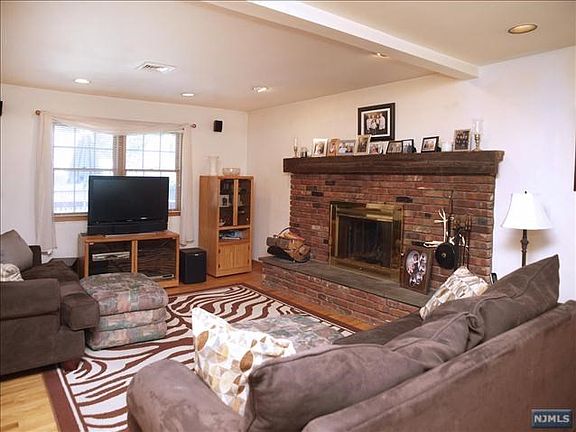 3rd image of 528 Roosevelt Ave