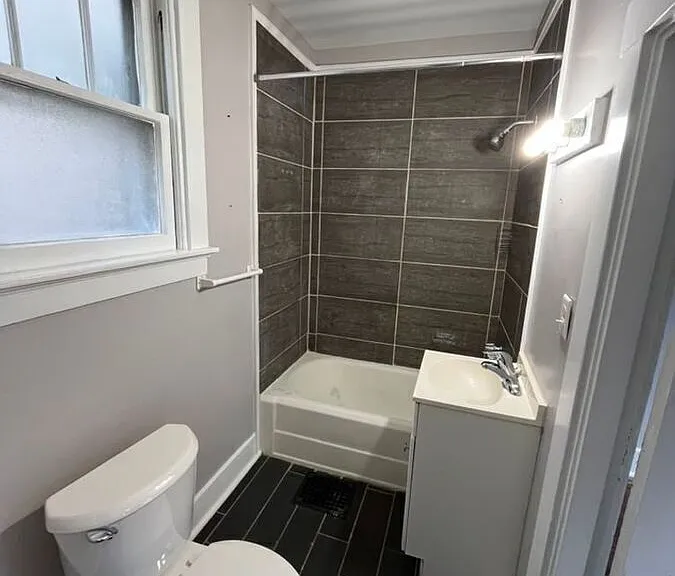 622 W 12th St #1 — Photo 7