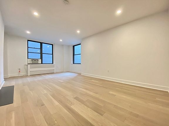 4th image of 160 E 48th St APT 13B