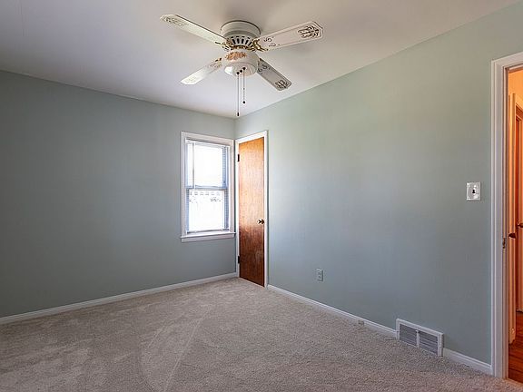 5th image of 1008 E Brickley Ave
