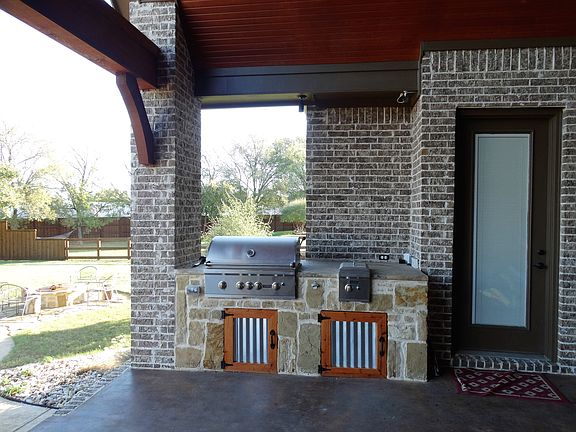 Patio(fire pit not pictures)