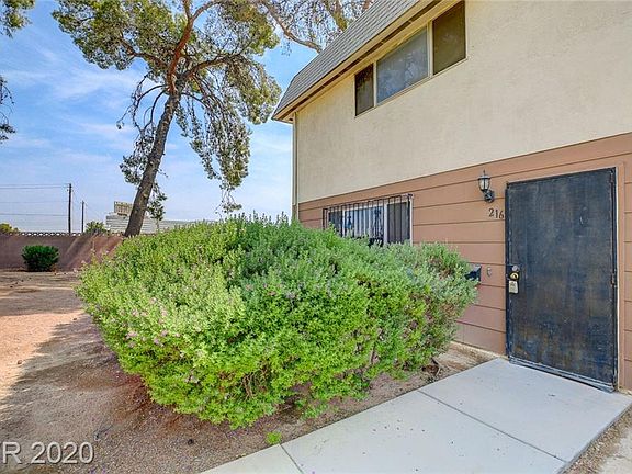 3rd image of 216 Greenbriar Townhouse Way