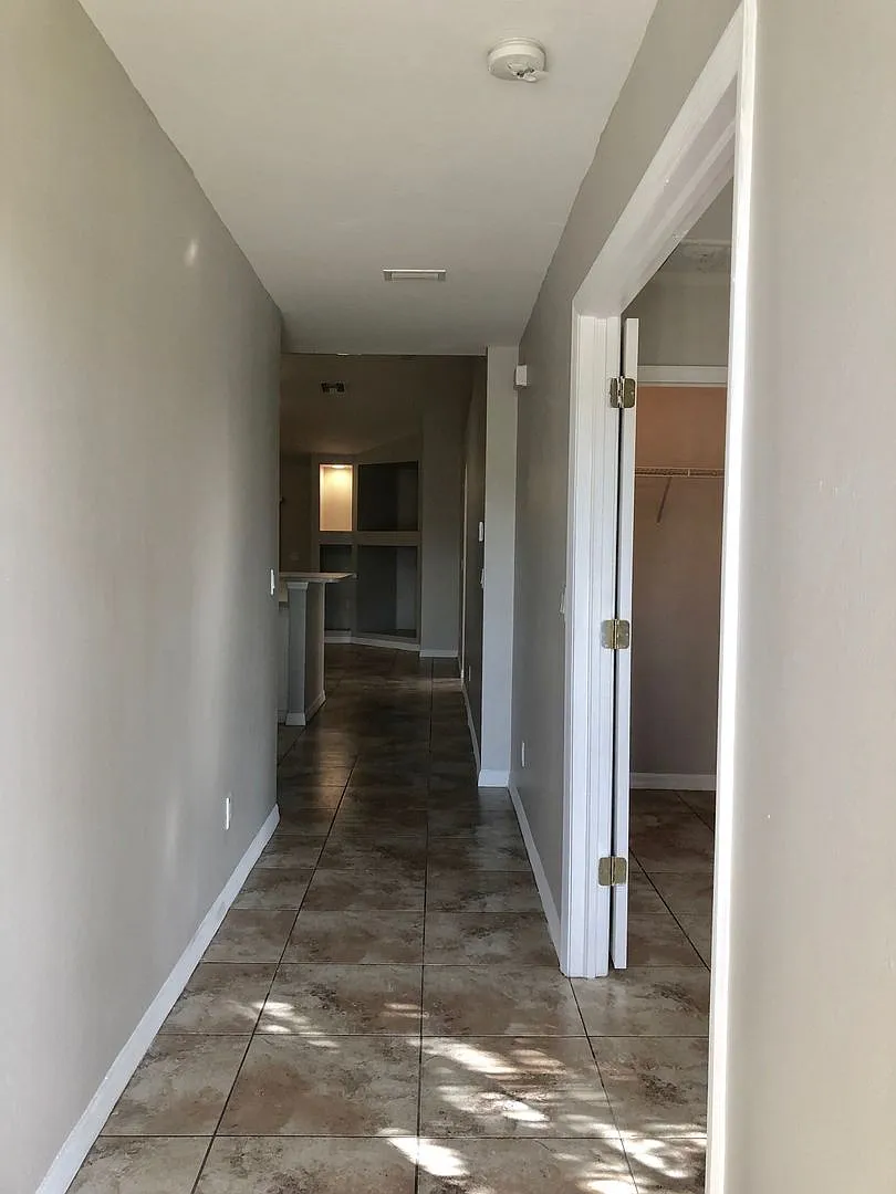 Experience this Large Cape Coral 3 bedroom 2 bath duplex with 1 car garage and screened in lanai. — Photo 3