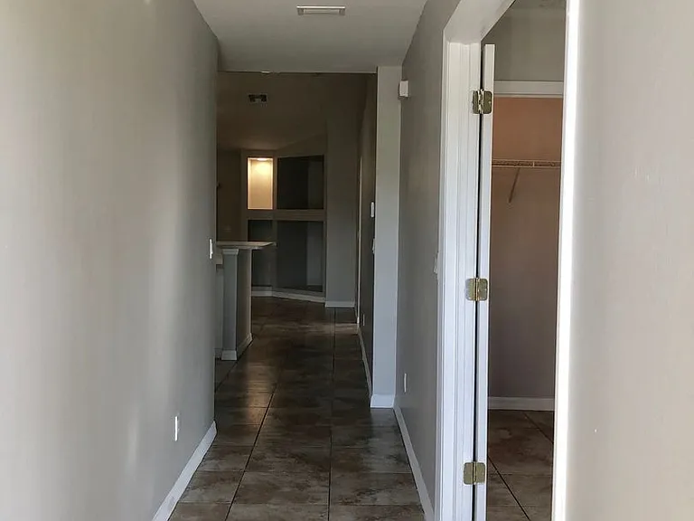 1101 SE 24th Ave — Photo 3
